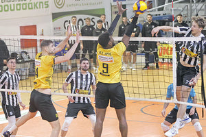 Ο Μάκινεν σ’ ένα «καρφί» στο ματς ΟΦΗ-Άρης