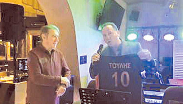 Η φανέλα του Νίκου Τούλη από τον κ. Δότσιο στον κ. Παπακαλιάτη