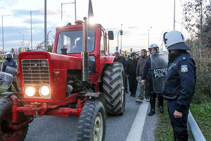 ΚΑΤΕΒΑΙΝΟΥΝ ΣΤΟ ΣΥΝΤΑΓΜΑ Ζεσταίνουν τις μηχανές των τρακτέρ