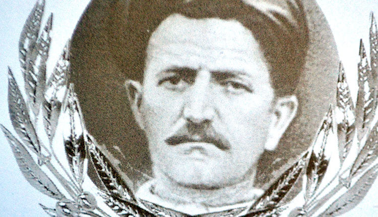 Ο Γεώργιος Κανακάκης του Ηλία, ετών 61 από την Κρύα Βρύση. Σύμφωνα με τη διήγηση του Μάρκου Φωτάκη (2015), ο Γεώργιος Κανακάκης έφυγε από την εκκλησία που είχαν συγκεντρώσει οι Γερμανοί τους άντρες του χωριού και κρύφτηκε σε κάποιο σπίτι. Ο πατριώτης Γεώργιος Κανακάκης κάηκε, όταν οι Γερμανοί πυρπόλησαν τα σπίτια και έγινε ένας από τους 35 μάρτυρες της Κρύας Βρύσης, την Τρίτη 22 Αυγούστου 1944. (Πηγή: Ημερολόγιο Πολιτιστικού Συλλόγου Κρύας Βρύσης 2012).