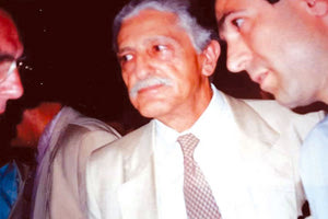 Το είχε παλιότερα δημοσιεύσει, αλλά το ξανάβαλε το στιγμιότυπο ο Μιχάλης Καρχιμάκης. Και θυμήθηκε  «τη στιγμή που ο Ανδρέας Παπανδρέου, τον Αύγουστο του 1993, στην Ελούντα υπο το βλέμμα του αείμνηστου τότε γραμματέα της Ν.Ε ΠΑΣΟΚ Ρεθύμνου  Αγγελιδάκη, μου πρότεινε να είμαι στενός συνεργάτης του στο πρωθυπουργικό γραφείο, μετά τις εκλογές του Οκτώβρη του 1993.