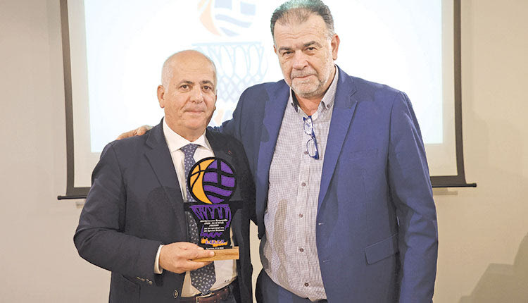  Ο κ. Μαρκάκης βράβευσε τον εκπρόσωπο της ΑΝΕΚ κ. Γιαλεσάκη