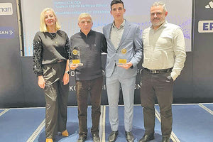 Ο κ. Αντωνακάκης με το βραβείο του ΟΦΗ