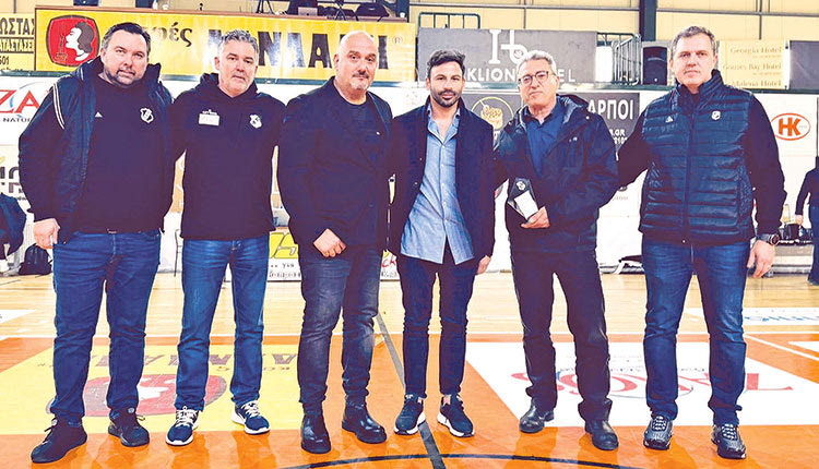 Παιδικές φωνές στο κλειστό του ΒΑΚ Την ώρα που οι φίλοι του ΟΦΗ …γύρισαν την πλάτη γι’ ακόμα μια φορά στην ομάδα μπάσκετ, το παιδικό χωριό SOS Κρήτης ήταν εκεί για να στηρίξει την προσπάθεια των παικτών του Βασίλη Ράλλη στο ματς με τη ΦΕΑ.