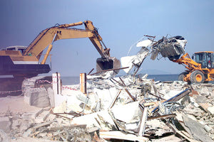 ΑΝΤΙΔΡΟΥΝ ΟΙ ΚΑΤΑΣΤΗΜΑΤΑΡΧΕΣ ΣΤΗΝ ΠΑΡΑΛΙΑ Ιεράπετρα: Σε θέσεις μάχης για τις κατεδαφίσεις