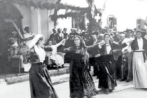 ΦΩΤΟΗΜΕΡΑΣ:17 Μαΐου 1957, κρητικοί χοροί κατά την επίσημη επίσκεψη του βασιλικού ζεύγους στην Ιεράπετρα... (φωτό Θεόδωρος Μεταλληνός).