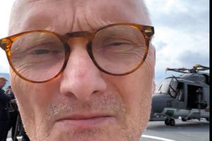 Ο Γερμανός πρέσβης στην Αθήνα Αντρέας Κιντλ βρέθηκε στη Σούδα για να δει από κοντά το πλήρωμα της γερμανικής φρεγάτας που θα πάει στην Ερυθρά Θάλασσα