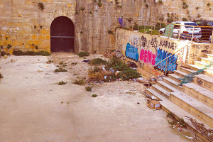 Ειδικά οι περιοχές περιμετρικά των τειχών θα έπρεπε να χρήζουν ξεχωριστής προστασίας και φροντίδας από την πλευρά του Δήμου Ηρακλείου που έχει στα χέρια του τη δυνατότητα να αναδείξει όλες τις πτυχές και τις εκφάνσεις του μοναδικού αυτού μνημείου που ορίζει την πολιτισμική ταυτότητα της πόλης