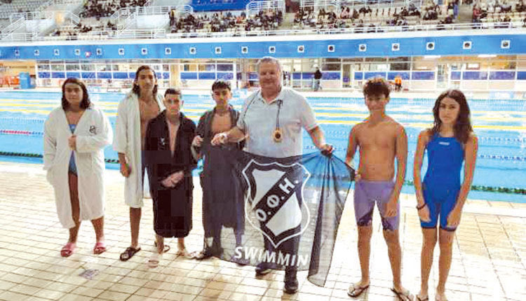 Ο προπονητής με τους αθλητές του ΟΦΗ