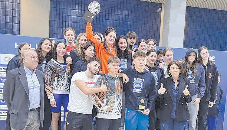 Στο περιθώριο των κολυμβητικών αγώνων στο ΟΑΚΑ, η Γ’ Αντιπρόεδρος της ΚΟΕ, Αλεξία Μαρίνη, εκπροσωπώντας την Περιφερειακή Επιτροπή Κρήτης, παρέλαβε από τον Γενικό Γραμματέα της ΚΟΕ, Στέφανο Αυγουλέα το κύπελλο για την Πρωταθλήτρια Περιφέρεια Κρήτης του Παμπεριφερειακού Πρωταθλήματος κολύμβησης 2023-24: