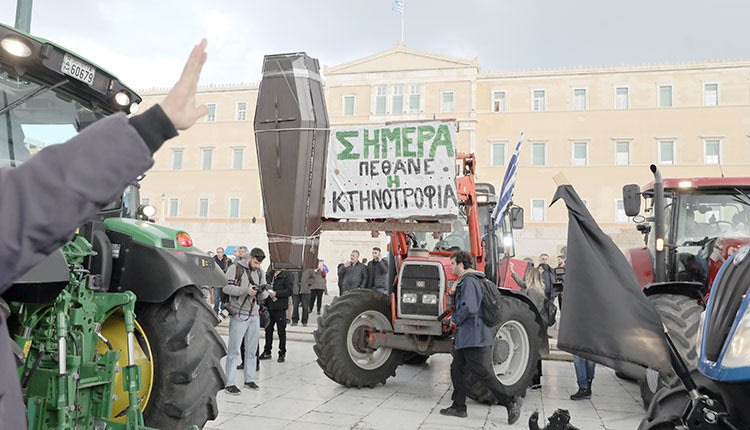 Με το... φέρετρο της κτηνοτροφίας έφθασαν οι αγρότες στο Σύνταγμα