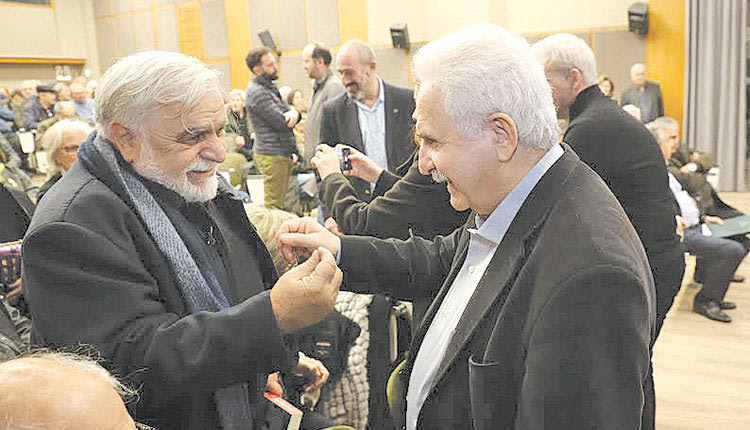 Ο εκδότης της “Π” κ. Κώστας Ξυλούρης με τον Μίμη Ανδρουλάκη 