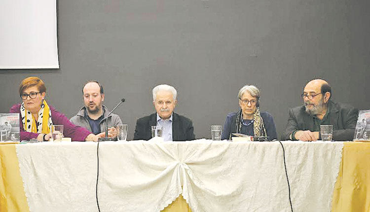 Οι ομιλητές της εκδήλωσης και η δημοσιογράφος Κορίνα Καφετζοπούλου με τον συγγραφέα