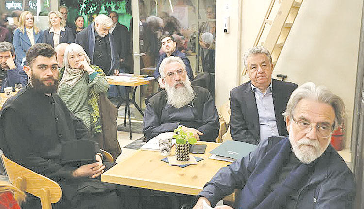 Το “παρών” στην παρουσίαση της ποιητικής συλλογής έδωσαν μεταξύ άλλων ο Αρχιεπίσκοπος, ο περιφερειάρχης αλλά και ο συγγραφέας και δημοσιογράφος Νίκος Ψιλάκης 