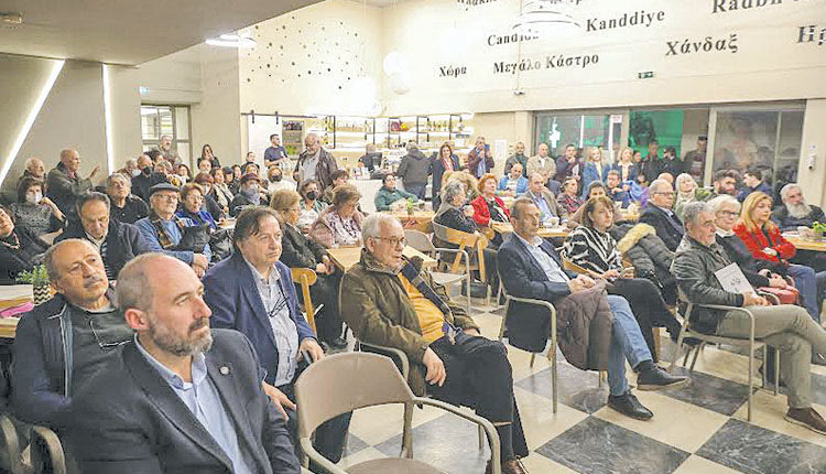 Κατάμεστο ήταν το Πολύκεντρο για την παρουσίαση της νέας ποιητικής συλλογής του Αντώνη Σανουδάκη. Διακρίνεται μεταξύ άλλων ο πρώην αρχισυντάκτης της «Π» Γιώργος Λαγουβάρδος