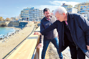 Επίσκεψη στο σημείο εγκατάστασης των νέων προστατευτικών κιγκλιδωμάτων στην παραλιακή λεωφόρο Σοφοκλή Βενιζέλου πραγματοποίησε ο δήμαρχος Ηρακλείου, Αλέξης Καλοκαιρινός συνοδευόμενος από τον αρμόδιο αντιδήμαρχο Τεχνικών Έργων Γιώργο Σισαμάκη χθες το πρωί