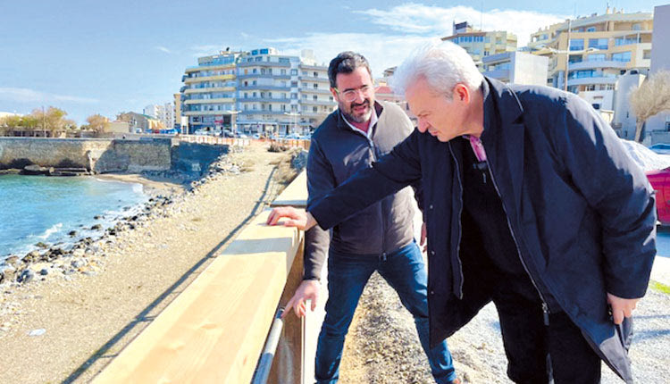 Επίσκεψη στο σημείο εγκατάστασης των νέων προστατευτικών κιγκλιδωμάτων στην παραλιακή λεωφόρο Σοφοκλή Βενιζέλου πραγματοποίησε ο δήμαρχος Ηρακλείου, Αλέξης Καλοκαιρινός συνοδευόμενος από τον αρμόδιο αντιδήμαρχο Τεχνικών Έργων Γιώργο Σισαμάκη χθες το πρωί