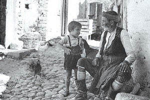 ΦΩΤΟΗΜΕΡΑΣ: Στην Κρήτη (άγνωστη τοποθεσία) το 1950. Αρχείο Μουσείου Μπενάκη.