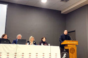 Πραγματικά ξεχωριστή η εκδήλωση-αφιέρωμα που οργάνωσε χθες ο «Σύνδεσμος Μελών Γυναικείων Σωματείων Ηρακλείου & Ν. Ηρακλείου» για τον αρχιτέκτονα Δημήτριο Κυριακό, που ήταν όντως ο αρχιτέκτονας των εμβληματικών νεοκλασικών του Μεγάλου Κάστρου».