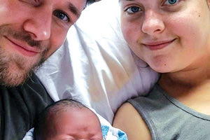 Η φωτογραφία μίας φαινομενικά ασυνήθιστης οικογένειας κάνει τον γύρο του διαδικτύου τα τελευταία εικοσιτετράωρα και τα σχόλια κάτω από αυτή είναι εκατοντάδες λόγω του χρώματος του μωρού τους.