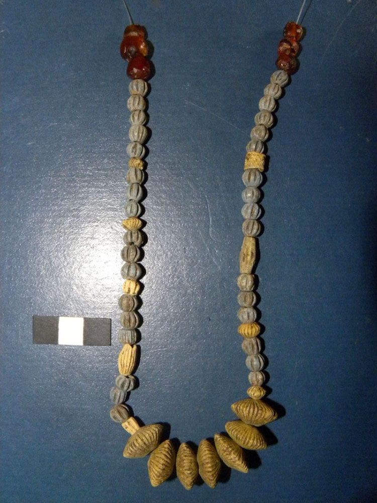 Το κοριτσάκι είχε ταφεί φορώντας το περίτεχνο περιδέραιο στον λαιμό του