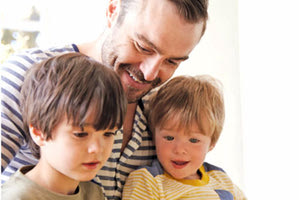 Οι μπαμπάδες διαβάζουν τ’ αγαπημένα παραμύθια των παιδιών τους