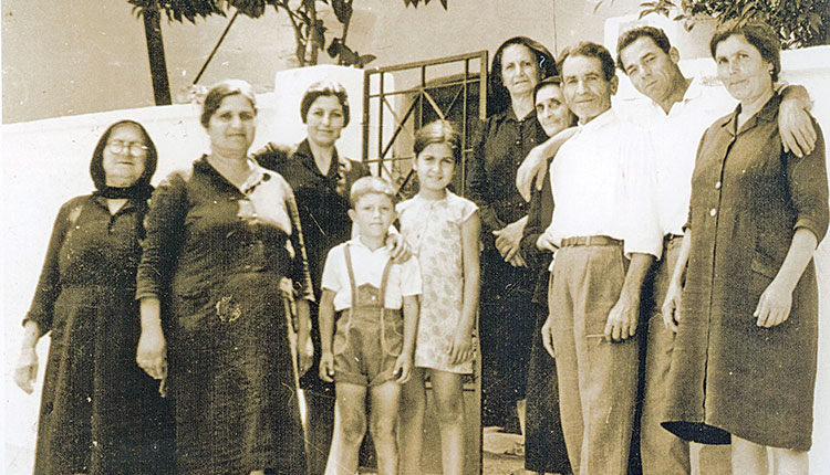ΦΩΤΟΗΜΕΡΑΣ: Φωτογραφία από το Αβδού την δεκαετία του ‘60 (Πηγή: Πολιτιστικός Σύλλογος Αβδού). Aπό αριστερά: Ευαγγελία Μιχ. Χατζογιαννάκη σ. Εμμ. Ζ. Βασιλάκη, Αρετή Ι. Χανιωτάκη σ. Εμμ. Ζ. Βουράκη, Ευαγγελία Κ. Κοντογιάννη σ. Κ.Ν. Καγιαμπάκη με τον γιο της Ζαχαρία και την Βιργινία Μιχ. Ασσαργιωτάκη σ. Κ. Ροβίθη, Μαρία Ν. Κασσωτάκη σ. Δ.Ζ. Καγιαμπάκη, Ουρανία Γ. Καργιωτάκη με τον σ. Ν. Σμυρνάκη και Ειρήνη Ν. Καγιαμπάκη με το σ. Εμμ. Δ. Τσαγκαράκη.