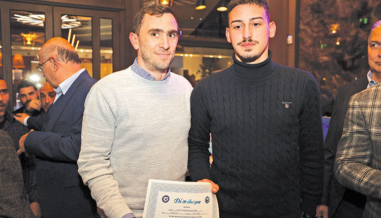 (αριστερά) και την απονομή διπλωμάτων στους νέους διαιτητές
