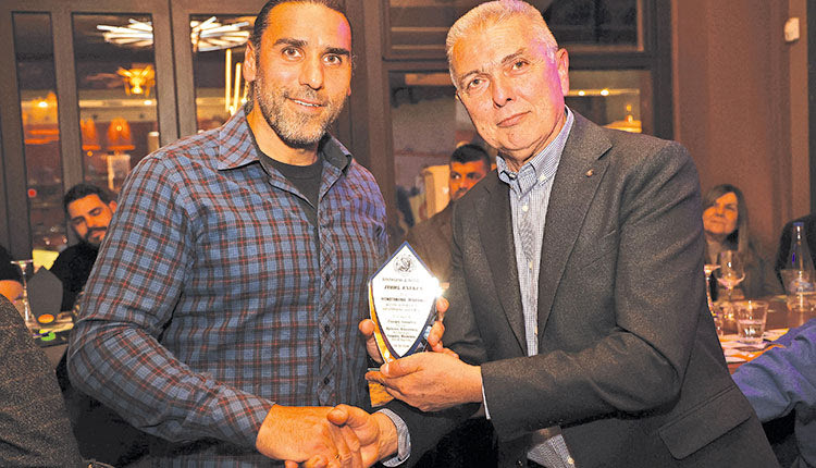 Από τις βραβεύσεις της εκδήλωσης στον κ. Τρουλινό (αριστερά) και την απονομή διπλωμάτων στους νέους διαιτητές