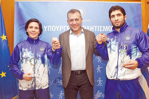 Ο αναπληρωτής υπουργός Αθλητισμού κ. Βρούτσης με την Πρεβολαράκη και τον Κουρουκλίεφ