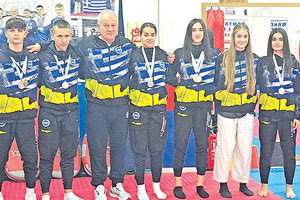 Οι αθλητές του Α.Σ. Χερσονήσου με τον προπονητή τους κ. Στασινόπουλο