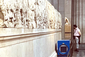 Θερμάστρες και στην αίθουσα των Γλυπτών για ν’ αντισταθμιστεί ο κρύος αέρας!