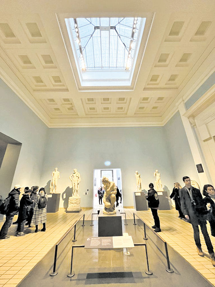 Σεντονόπανο καλύπτει τη στέγη που τρέχει