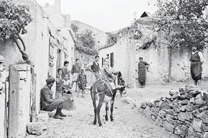 ΦΩΤΟΗΜΕΡΑΣ: ΣΤΟ ΧΩΡΙΟ Ξυδάς, σήμερα Λύττος, Οκτώβριος 1942 (φωτογράφος Karl Ottahal).