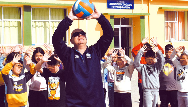 Το Δημοτικό Σχολείο Πετροκεφαλίου επισκέφθηκε χθες  ο ομοσπονδιακός προπονητής Κρήτης Νικήτας Νικητάκης με σκοπό να γνωρίσει το βόλεϊ στους μαθητές.