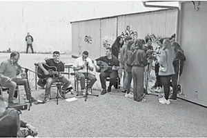 ΜΕ ΛΥΡΑ ΚΑΙ ΜΑΝΤΙΝΑΔΕΣ ΖΗΤΟΥΝ ΔΙΚΑΙΟΣΥΝΗ Το ΕΠΑΛ Σητείας έκανε τραγούδι την τραγωδία στα Τέμπη