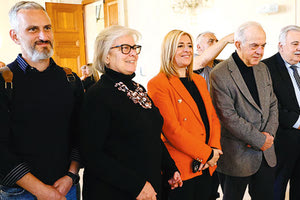 Μπορεί ο Βασίλης Λαμπρινός να ανέλαβε την πολιτική ευθύνη για την οικονομική διαχείριση στη Λότζια μετά τις αιχμές Καλοκαιρινού, που δεν άφησε αναπάντητες, αλλά οι ευθύνες δεν εξαντλούνται στο πρόσωπο του πρώην δημάρχου Ηρακλείου… Δηλαδή η Μαρία Καναβάκη που ήταν αντιδήμαρχος Οικονομικών δεν έχει ευθύνες; Ο Γιάννης Αναστασάκης που φόρτωσε όσο κανείς με τα έργα τον προϋπολογισμό δεν έχει ευθύνες;