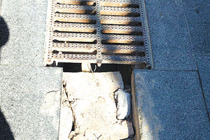 Πόση φθορά, πόση εγκατάλειψη, πόση ασχήμια μπορεί να αντέξει αυτή η πόλη, αναρωτιέται ο πολίτης στην καθημερινότητά του, μπροστά στην εικόνα της κατεστραμμένης σχάρας, που είναι μόνο μια από τις δεκάδες διάσπαρτες παγίδες που απειλούν τη δημόσια ασφάλεια και αποδομούν την εικόνα του δημόσιου χώρου.