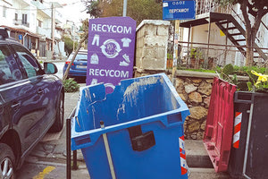 Η εικόνα είναι αναρτημένη στα μέσα κοινωνικής δικτύωσης με το σχόλιο συνδημότη μας ότι ο κάδος είναι «για μήνες στην ίδια θέση της κεντρικής οδούς Θερίσου γωνία με Περγάμου».