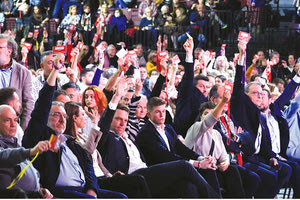 Αναμφίβολα το 4ο Συνέδριο του ΣΥΡΙΖΑ θα μείνει στην ιστορία. Όχι για τα προβλήματα που έλυσε, αλλά για αυτά που δημιούργησε, μα κυρίως για την ακύρωση του Τσίπρα, που δύο ώρες πριν την έναρξη των εργασιών του έβαλε μπουρλότο.