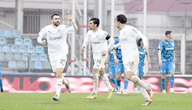 Μπάκιτς, Βούρος και Τορέλ πανηγυρίζουν μετά το γκολ του Μαυροβούνιου