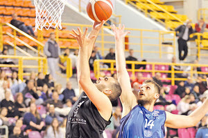 Ο Κουρέπης σε μία προσπάθειά του στο χθεσινό ματς της Αναγέννησης