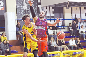 Φάση από το ματς Εργοτέλης-Ιεράπετρα με πρωταγωνιστή τον Σκάνδαλο