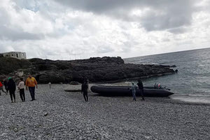 Με εξωλέμβια έφτασαν στον Άι Γιάννη οι 30 μετανάστες
