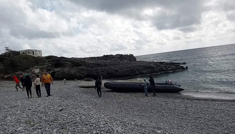 Με εξωλέμβια έφτασαν στον Άι Γιάννη οι 30 μετανάστες