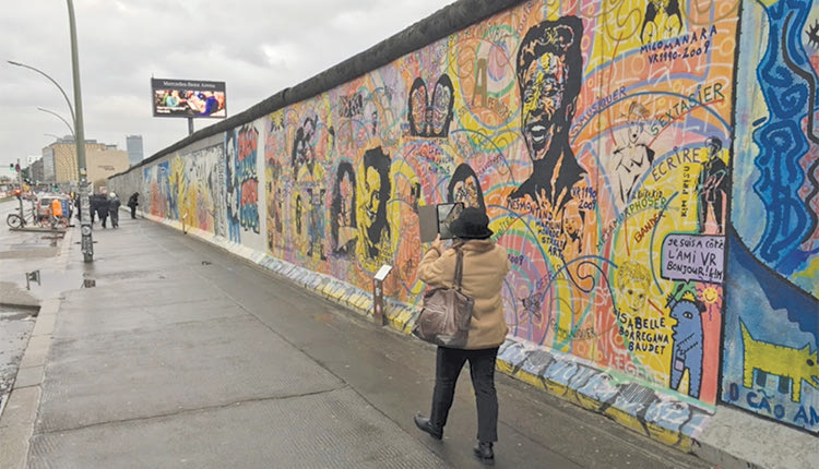 Εικαστικές επιτοίχιες παρεμβάσεις στο εναπομείναν τείχος του Βερολίνου