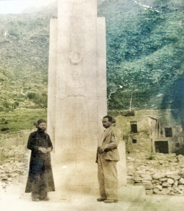 Το μνημείο της Κρύας Βρύσης στην αποπεράτωσή του (1949). Αριστερά ο παπά Ηλίας. (Πηγή: Ημερολόγιο Πολιτιστικού Συλ λόγου Κρύας Βρύσης 2015