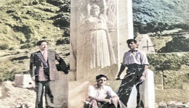 Κρύα Βρύση Ρεθύμνου. Τρεις νέοι του χωριού (από αριστερά : Ασουμανάκης Τίτος, Μαυροτσουπάκης Εμμανουήλ και Ασουμανάκης Κωνσταντίνος), μπροστά στο μνημείο του χωριού τους (Πηγή: Ημερολόγιο Πολιτιστικού Συλλόγου Κρύας Βρύσης 2015)