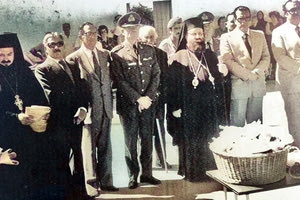 Κρύα Βρύση, φωτογραφία από το μνημόσυνο του χωριού τη δεκαετία του ’80. Διακρίνεται στο μέσον ο Μητροπολίτης Λάμπης και Σφακίων Θεόδωρος Τζεδάκης και δεξιά ο αείμνηστος Παύλος Βαρδινογιάννης. (Πηγή: Ημερολόγιο Πολιτιστικού Συλλόγου Κρύας Βρύσης 2015)