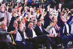 Ήταν όντως ενα από τα παράδοξα του συνεδρίου του κόμματος της αξιωματικής αντιπολίτευσης. Αναφέρομαι στις φωτογραφίες από το Τάε Κβον Ντο, με τον Στέφανο Κασσελάκη να σηκώνει το χέρι του την ώρα της ψηφοφορίας της πρότασης των τριών. Από τη μία, δημοσιεύματα ήθελαν τον πρόεδρο του κόμματος να υπερψηφίζει την πρόταση και κατ’επέκταση να καταψηφίζει τον ίδιο του τον εαυτό που είχε ζητήσει νέα προσφυγή στις εσωκομματικές κάλπες, «σηκώνοντας το γάντι» που του είχε πετάξει ο προκάτοχός του στην ηγεσία. Έτσι, τα στιγμιότυπα με τον πρόεδρο του ΣΥΡΙΖΑ να σηκώνει το χέρι του στην επίμαχη ψηφοφορία δεν θα μπορούσαν να περάσουν απαρατήρητα, με μερίδα του Τύπου να σημειώνει πως στην πραγματικότητα και ο ίδιος ήθελε να αποφύγει τη νέα αναμέτρηση.